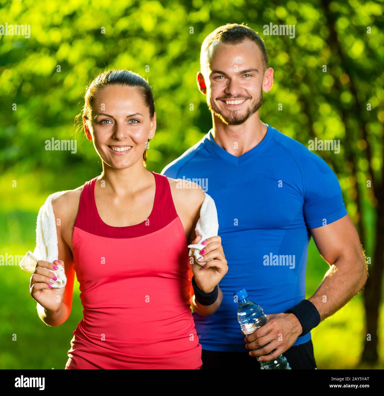 Athletic l uomo e la donna dopo esercizio di fitness Foto Stock