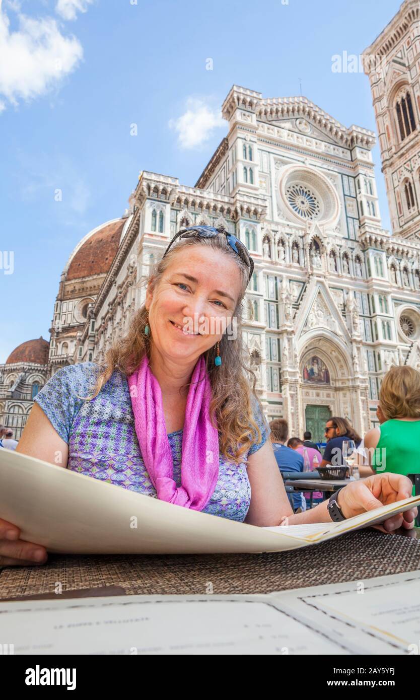 Un turista che guarda il menu del pranzo in Piazza del Duomo a Firenze, Italia. Foto Stock