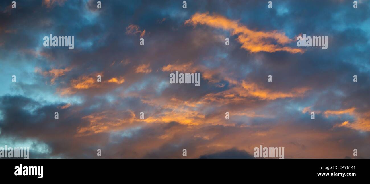panorama del cielo rosso - belle nuvole rosse al tramonto Foto Stock