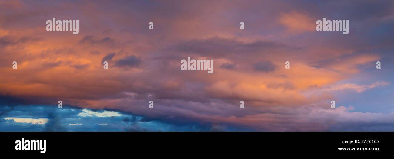 panorama del cielo rosso - belle nuvole rosse al tramonto Foto Stock