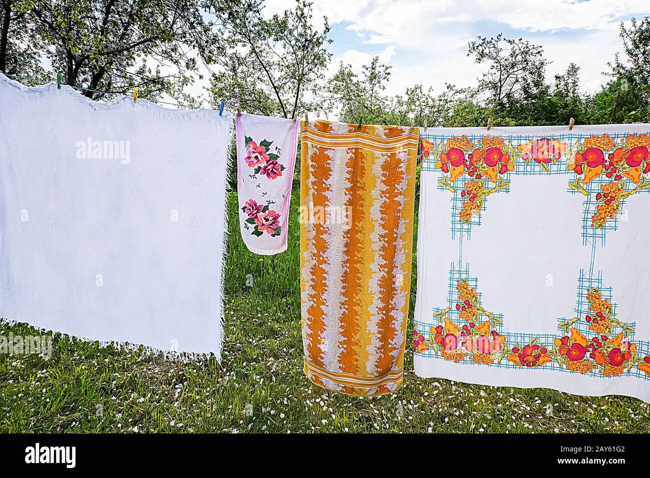 In giardino su una corda asciugata biancheria da letto. Foto Stock