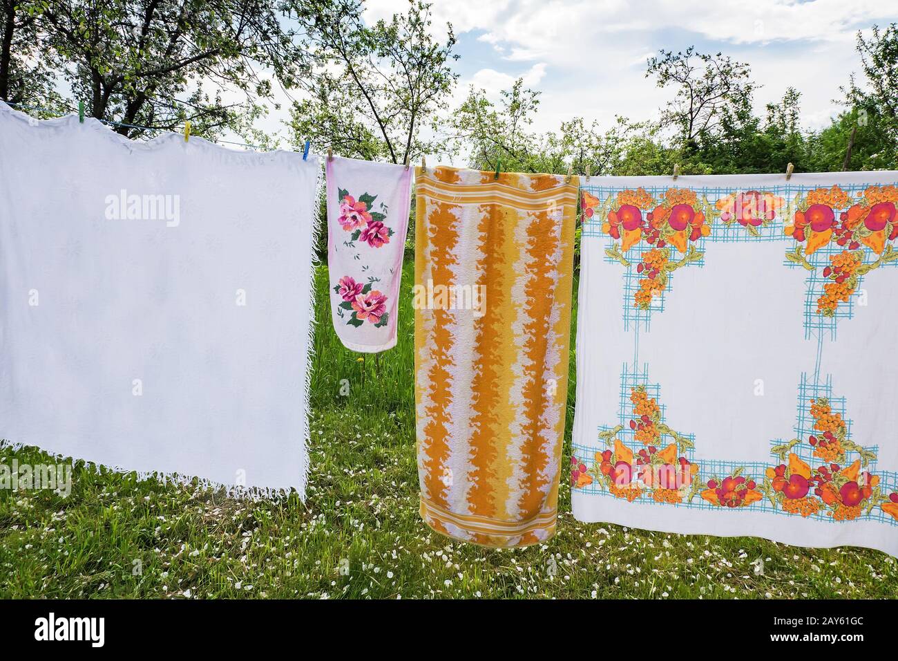 In giardino su una corda asciugata biancheria da letto. Foto Stock