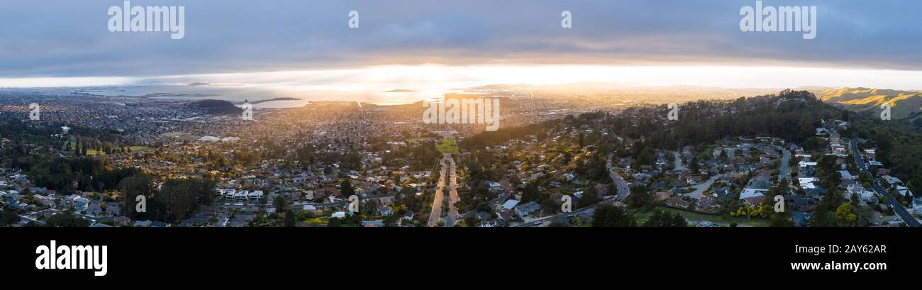 Un bellissimo tramonto illumina le città di Oakland, Berkeley, El Cerrito e Richmond nella San Francisco Bay Area della California. Foto Stock