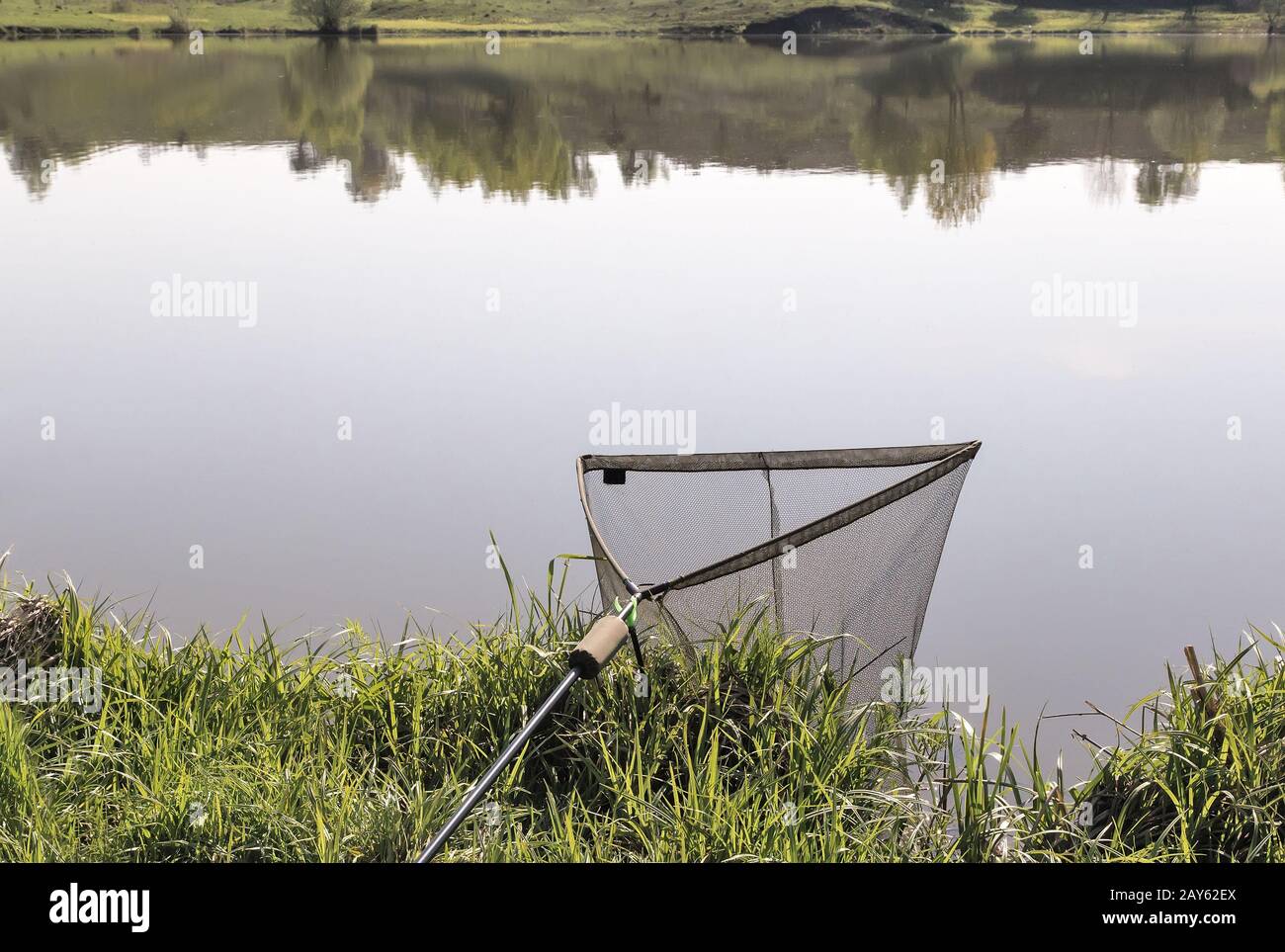 Рыболовные снасти: большая сетка для пойманной рыбы. Foto Stock