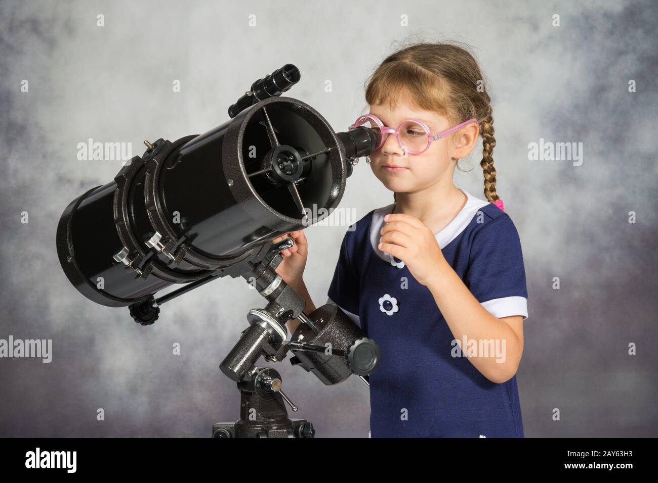 Ragazza astronomo felicemente sorpreso da ciò che egli vedeva nel telescopio Foto Stock