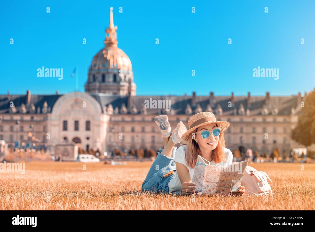 Asian felice ragazza che si posa nella piazza vicino agli Invalides a Parigi. Stile di vita e turismo in Francia Foto Stock