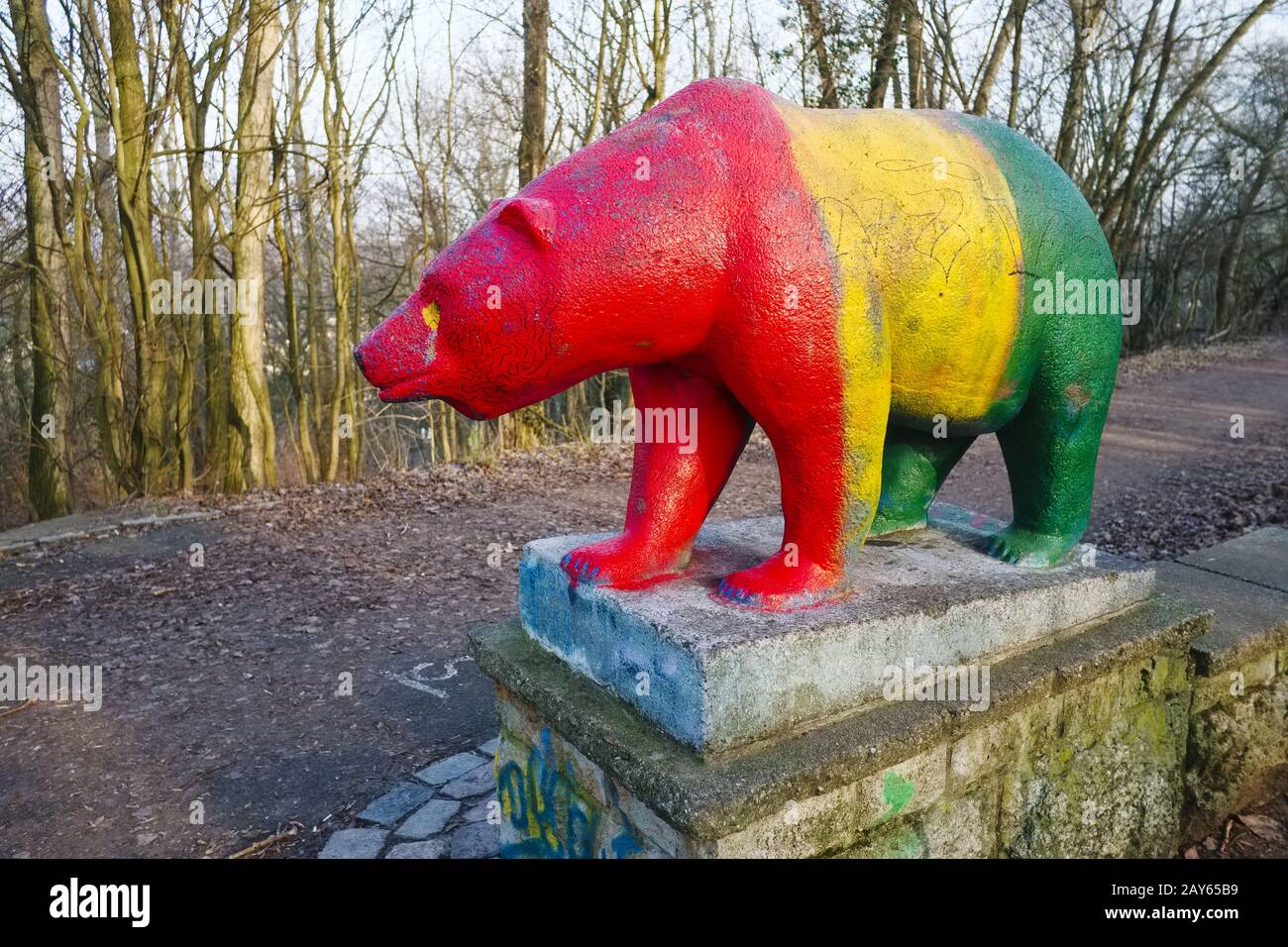 Scultura di orso colorato, Parco pubblico Prenzlauer Berg, Berlino, Germania Foto Stock