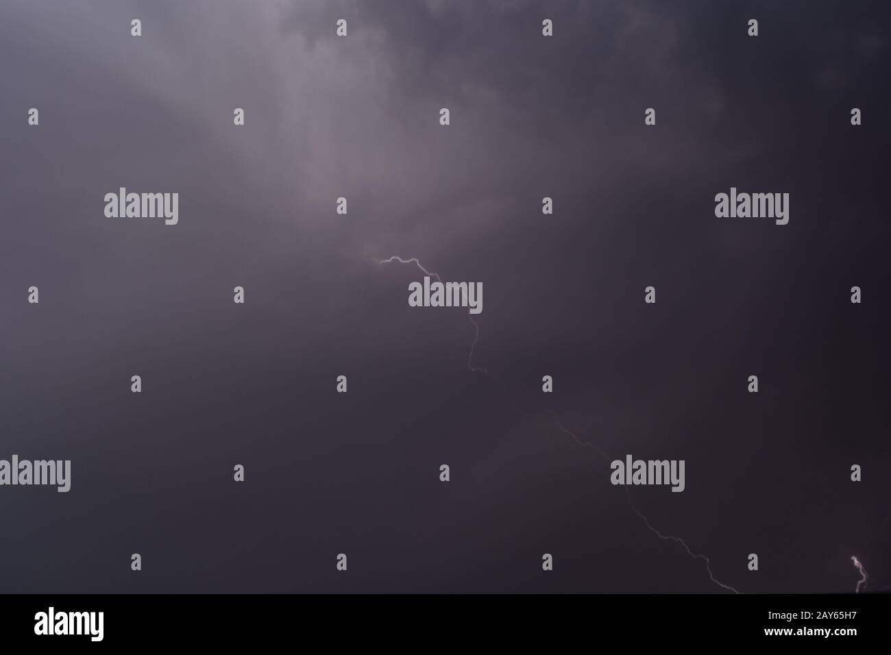 temporale con fulmini nel cielo cupo Foto Stock