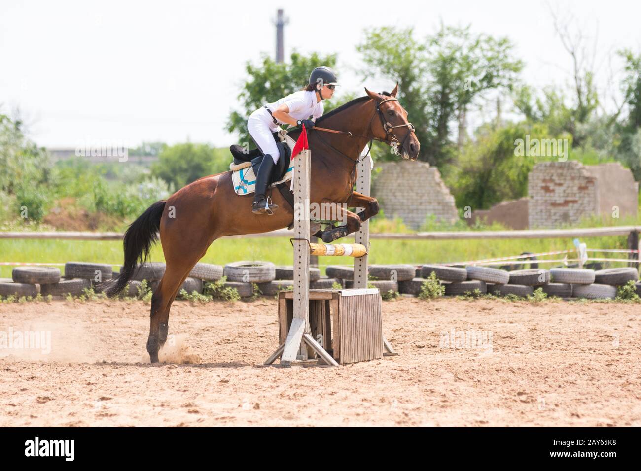 Volgograd, Russia - Giugno 19, 2016: sportivo a cavallo salta sopra un ostacolo nella competizione di salto, il momento di separazione Foto Stock