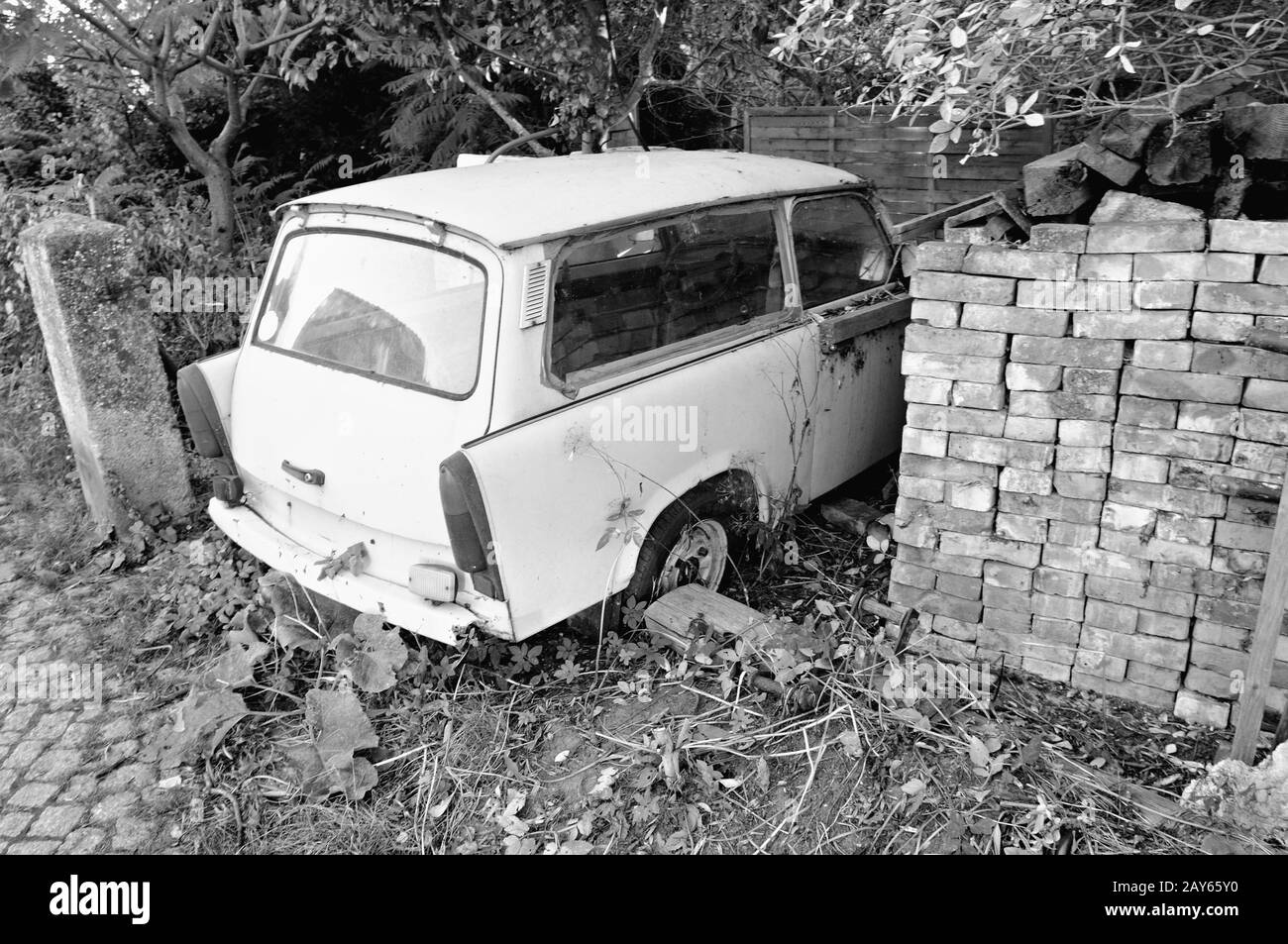 La fine di un Trabant in giardino Germania bianco e nero Foto Stock