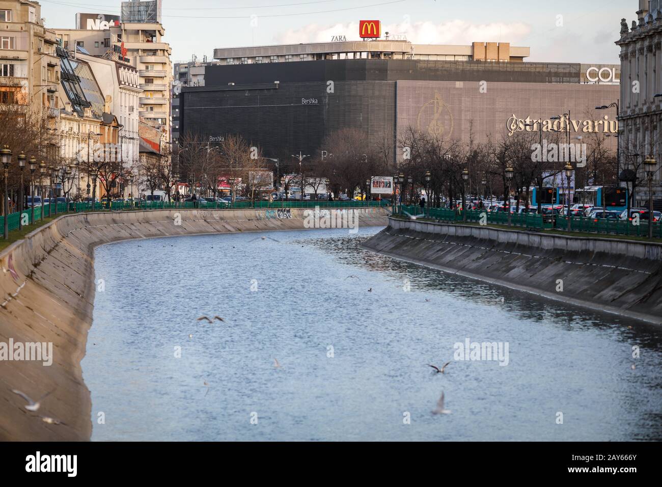 Bucarest, Romania - 12 febbraio 2020: Fiume Dambovita con Piazza Unirii (Piata Unirii) sullo sfondo, a Bucarest. Foto Stock