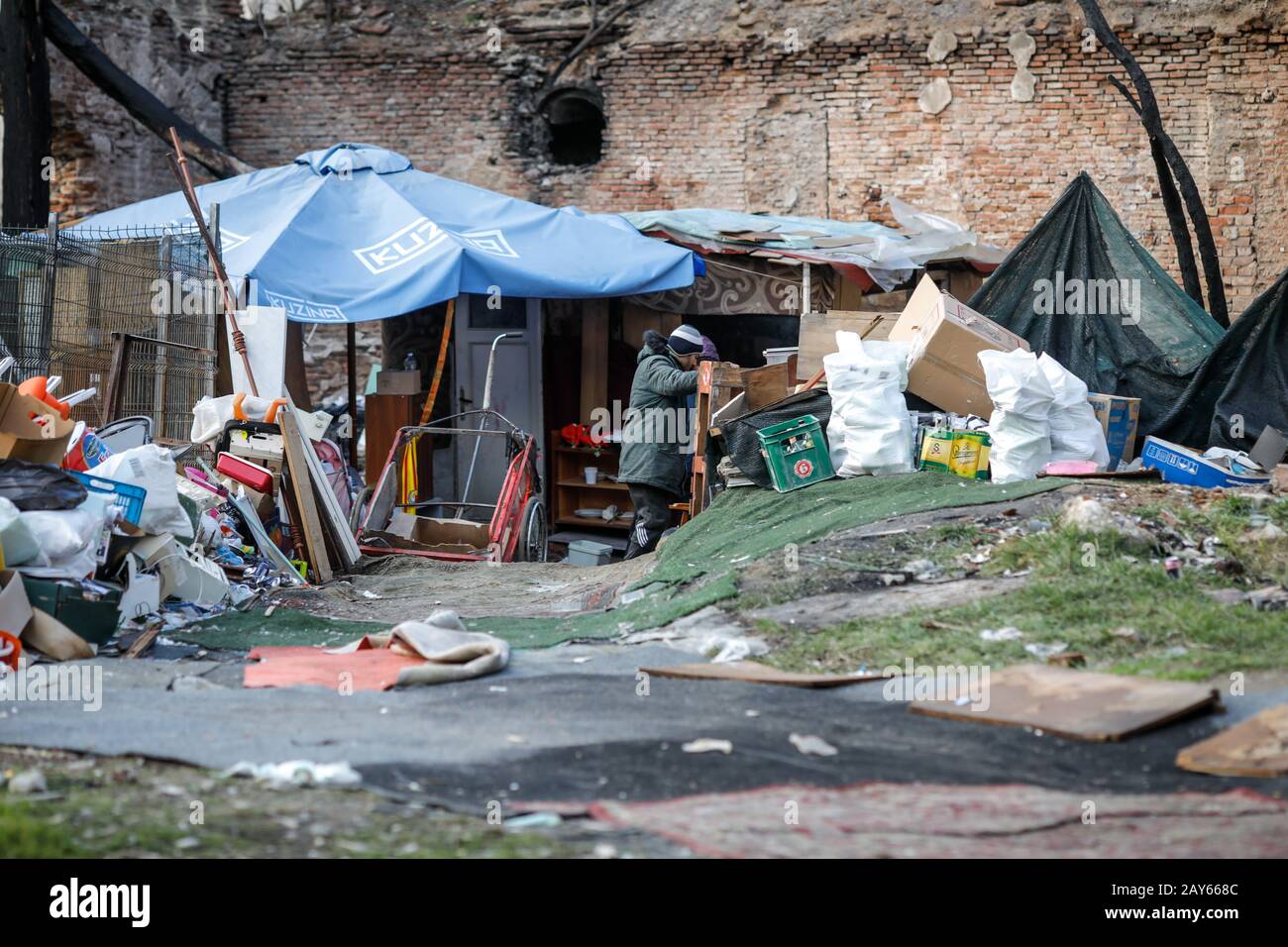 Bucarest, Romania - 12 febbraio 2020: Persone estremamente povere che vivono in un rifugio improvvisato tra spazzatura e un edificio rovinato. Foto Stock