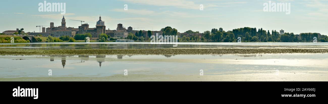 Mantova (Skyline Di Mantova Dal Lago Inferiore), Patrimonio Dell'Umanità Dell'Unesco - Italia, Europa Foto Stock