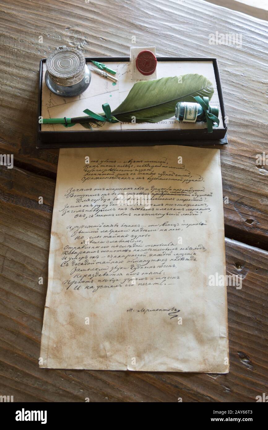 Taman, Russia - Marzo 8, 2016: lettera da Lermontov e set di lettere in un Museo in memoria del grande poeta russo del soggiorno Foto Stock