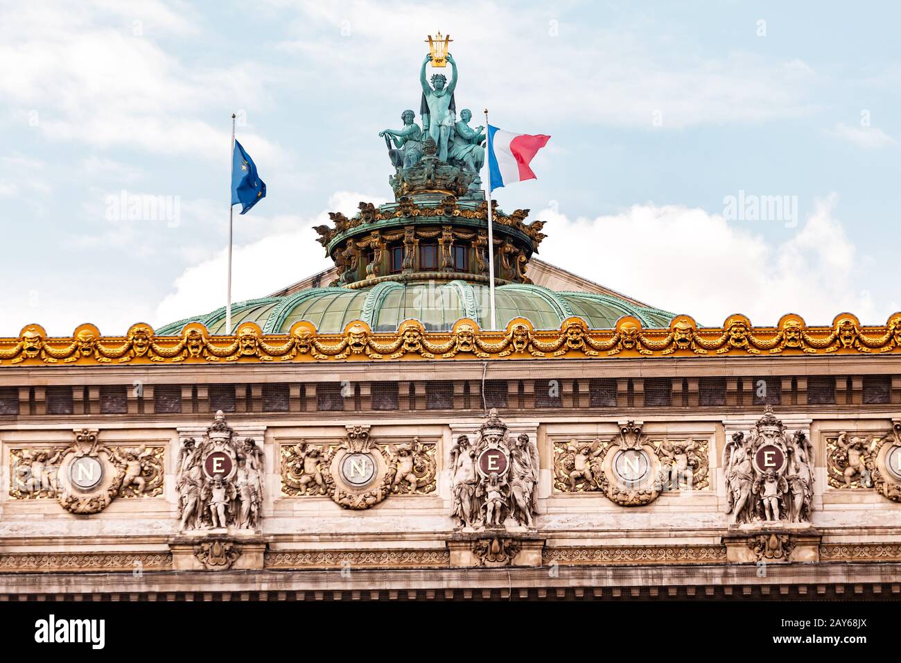 Facciata dell'Opera Garnier nel palazzo storico dell'Accademia di musica di Parigi. Attrazioni turistiche e intrattenimento culturale in Francia Foto Stock