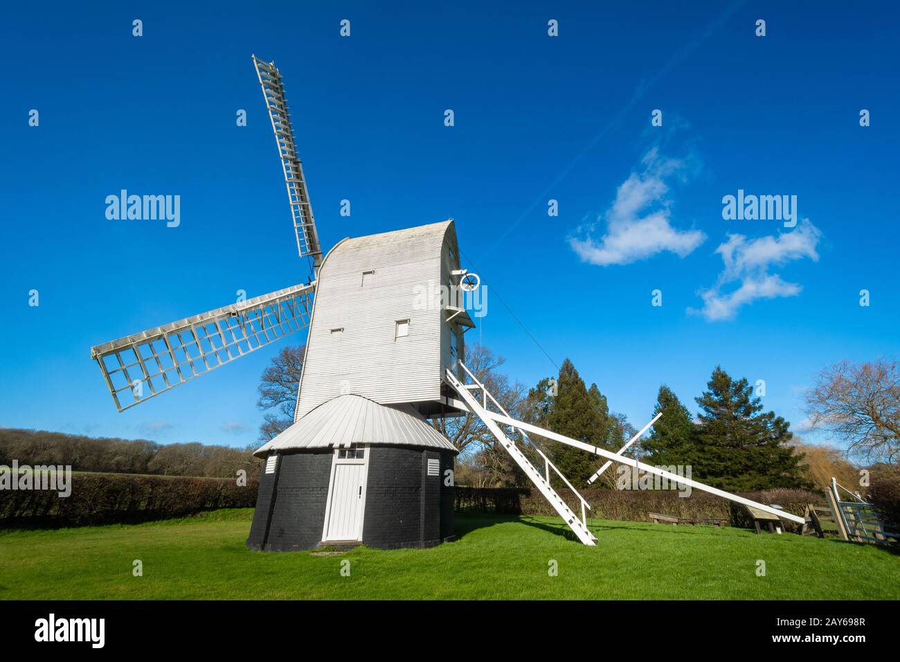 Lowfield Heath Windmill, un mulino post classificato di grado II a Charlwood, Surrey, Inghilterra, che è stato restaurato al lavoro. Attrazione turistica, Regno Unito Foto Stock