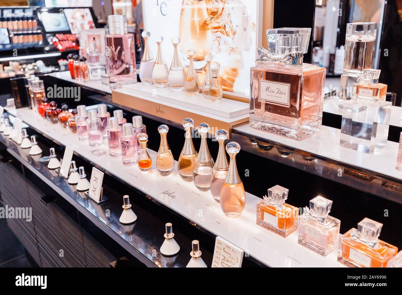 27 luglio 2019, Parigi, Francia: Boutique chic profumo Dior in Galerie Lafayette Foto Stock