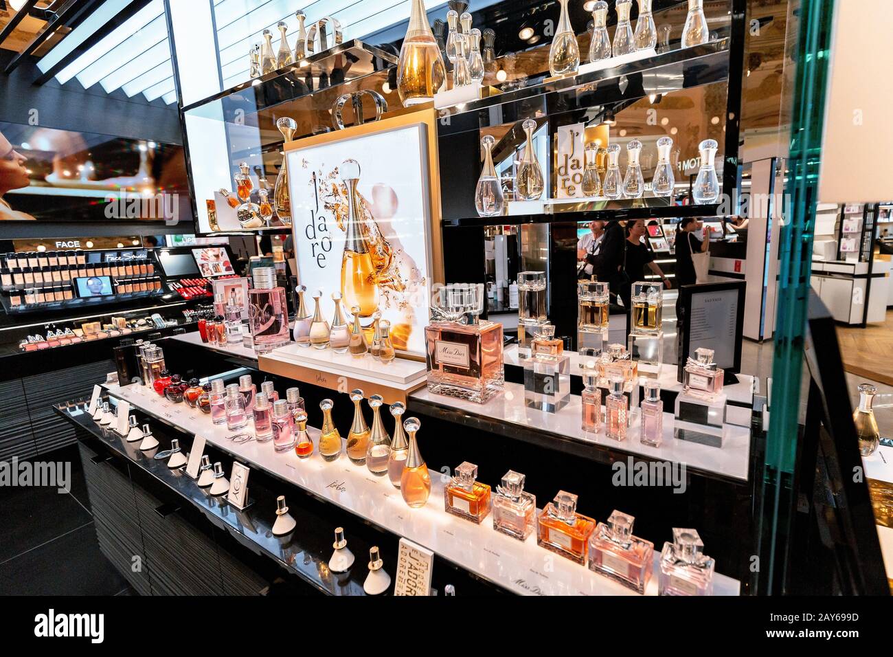 27 luglio 2019, Parigi, Francia: Boutique chic profumo Dior in Galerie Lafayette Foto Stock