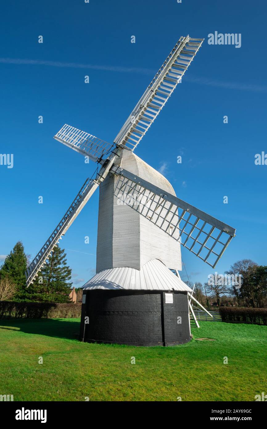 Lowfield Heath Windmill, un mulino post classificato di grado II a Charlwood, Surrey, Inghilterra, che è stato restaurato al lavoro. Attrazione turistica, Regno Unito Foto Stock