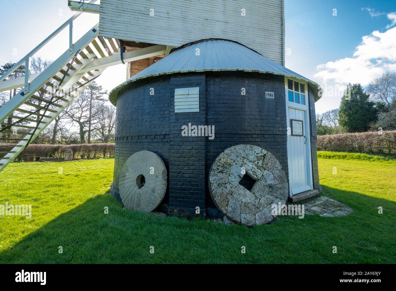 Lowfield Heath Windmill, un mulino post classificato di grado II a Charlwood, Surrey, Inghilterra, con macine. Attrazione turistica, Regno Unito Foto Stock