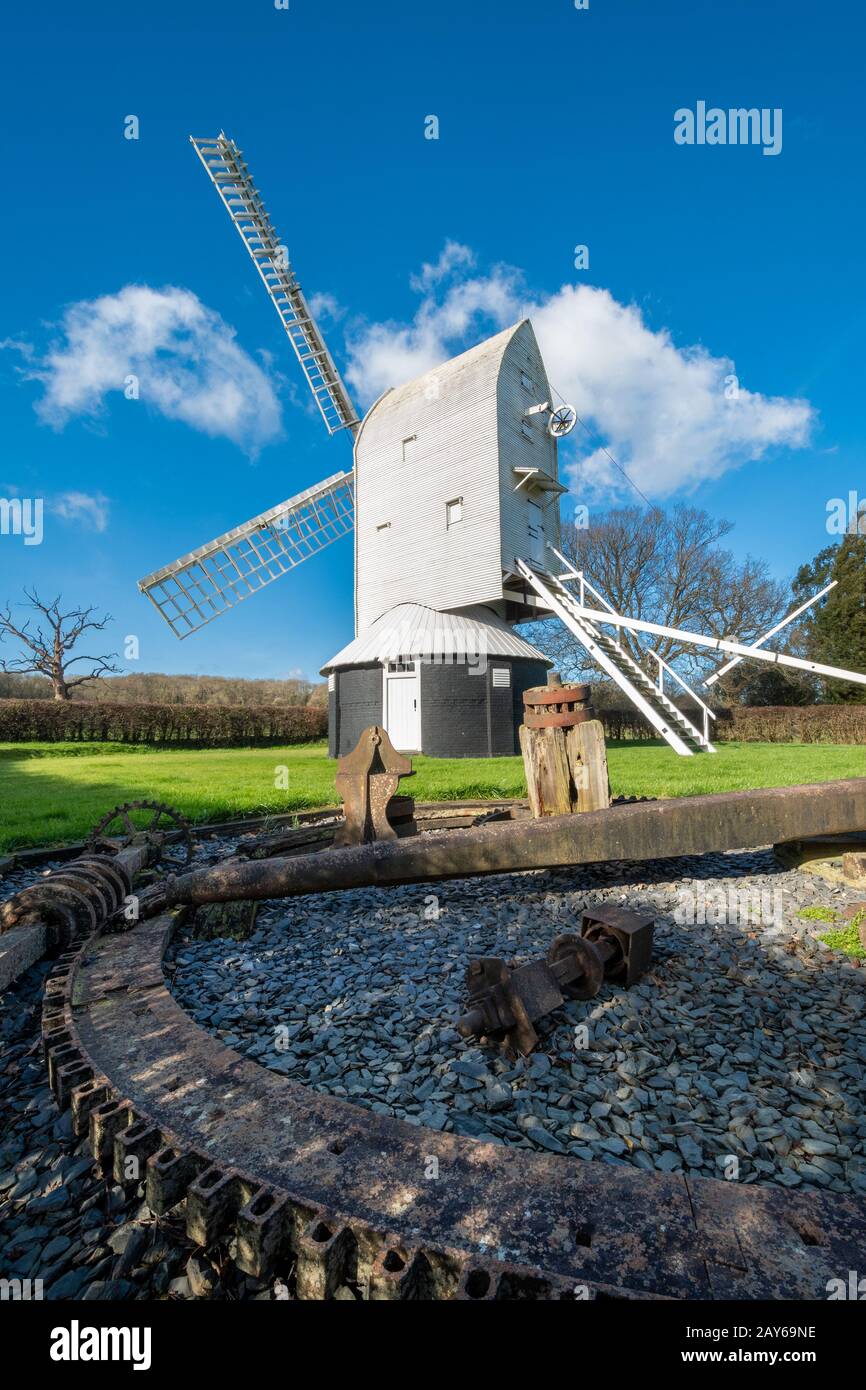 Lowfield Heath Windmill, un mulino post classificato di grado II a Charlwood, Surrey, Inghilterra, che è stato restaurato al lavoro. Attrazione turistica, Regno Unito Foto Stock