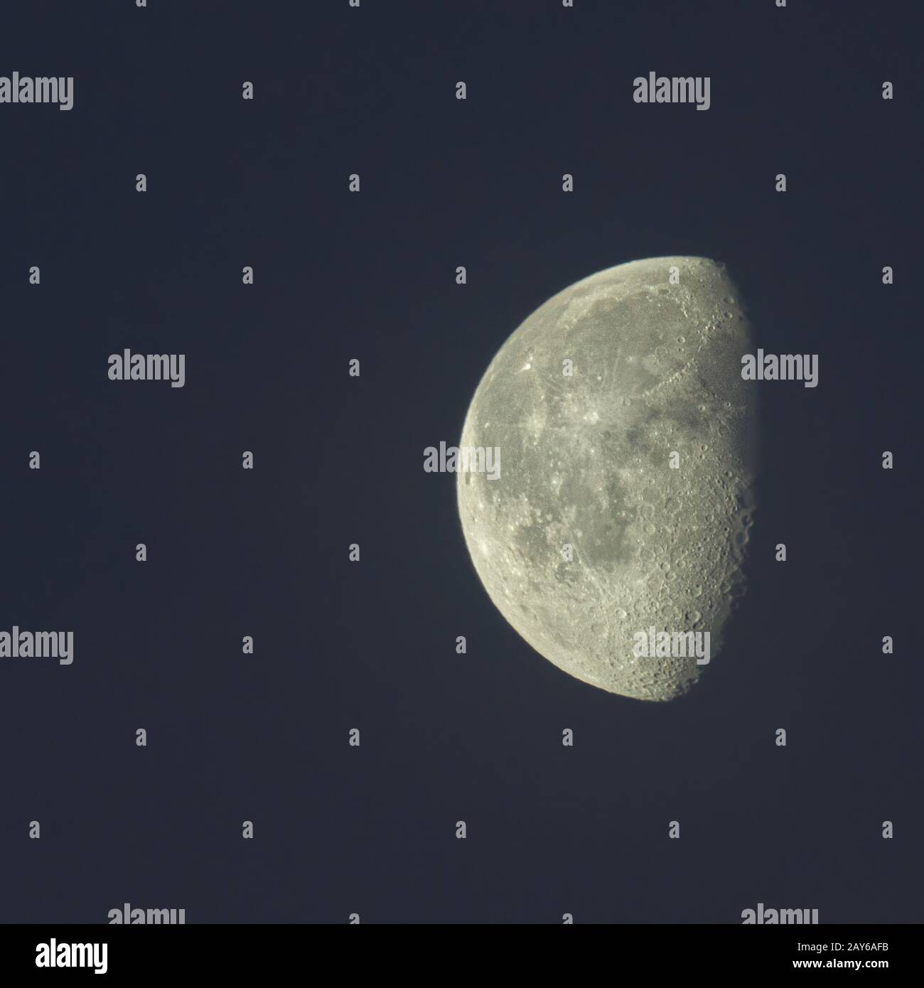 una mezza luna vicino Foto Stock