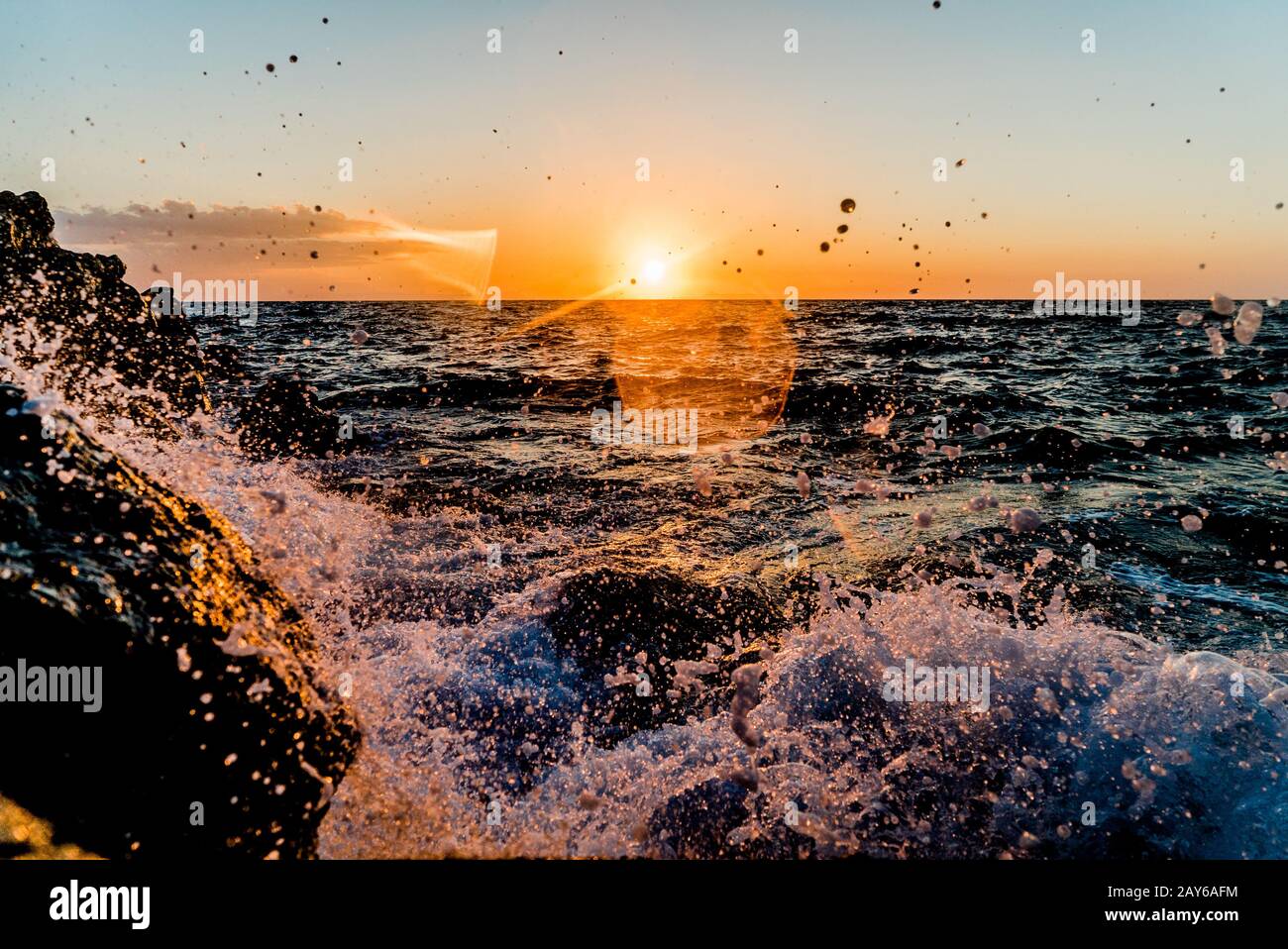 Bel tramonto con onde che si infrangono, Grecia Foto Stock