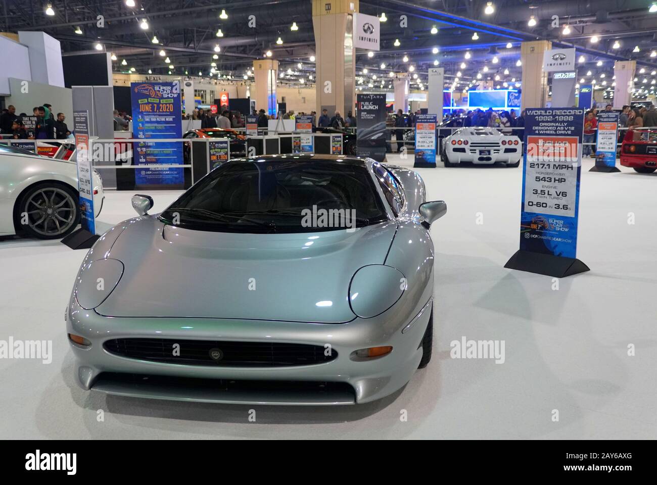 Philadelphia, Pennsylvania, U.S.A - 9 febbraio 2020 - la supercar argento Jaguar XJ220 con 532 cavalli Foto Stock