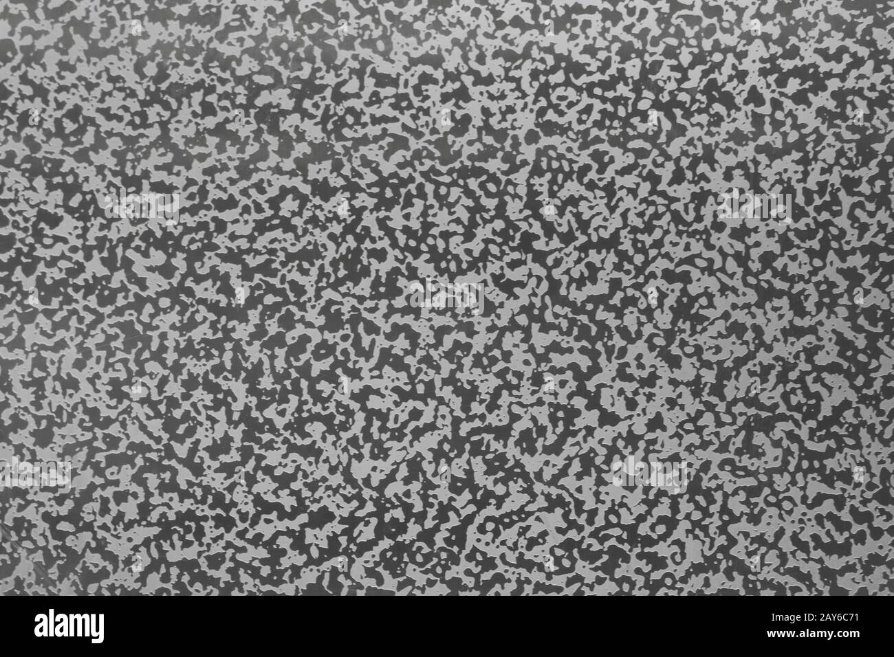 Trama metallica chiazzata corrosa su un foglio di alluminio, trattato con acido. Foto Stock