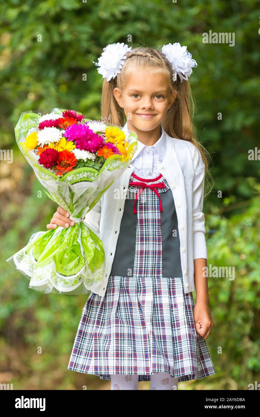 Ritratto di un periodo di sette anni di primo grado di ragazze che vanno a scuola il 1 settembre in Foto Stock