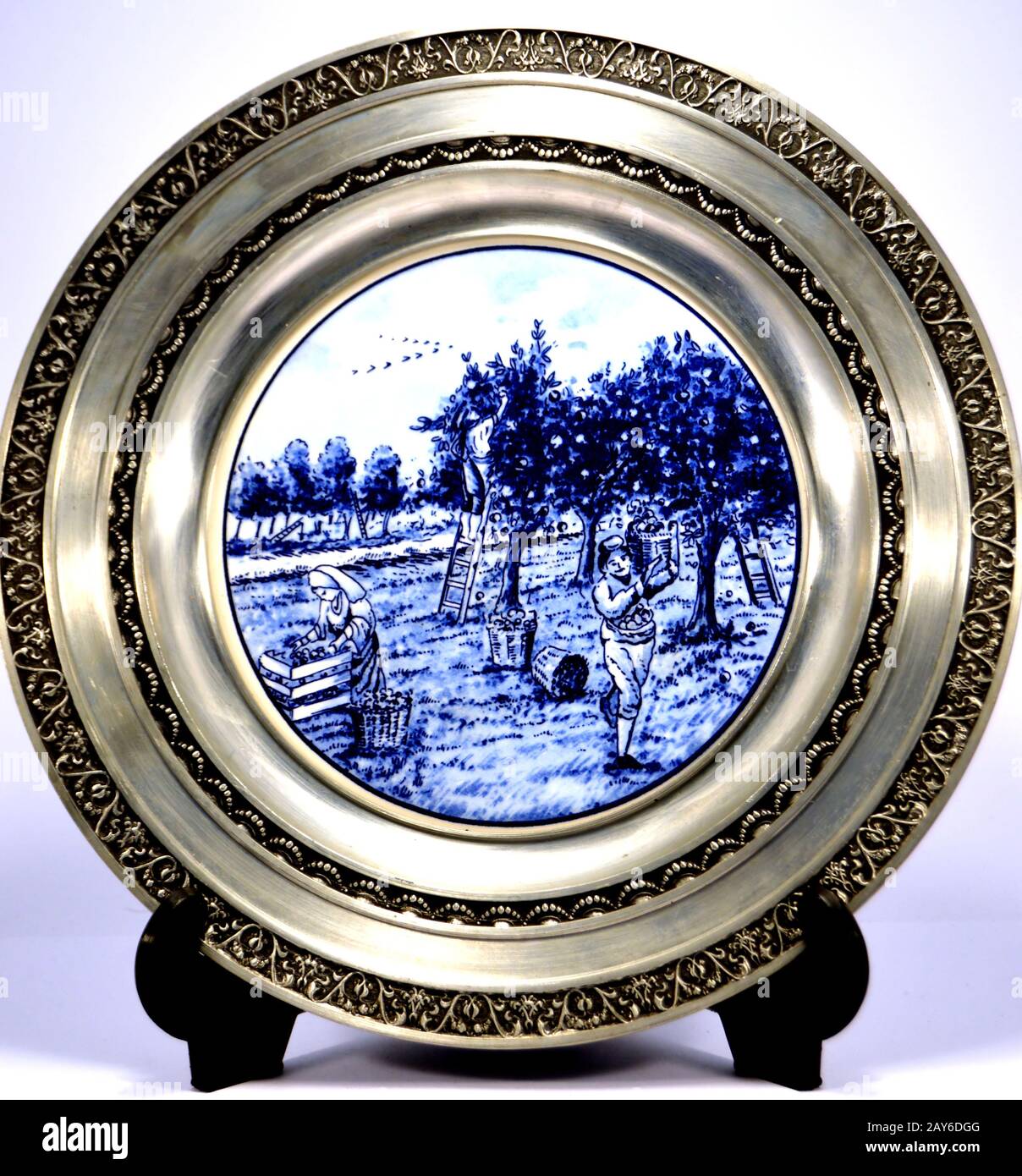 Peltro piastra con una rappresentazione della vita rurale. Foto Stock