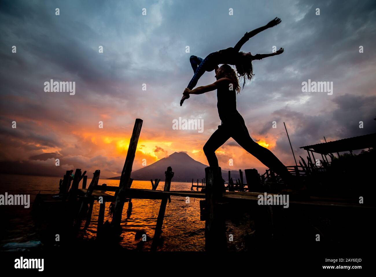 Acroyoga al tramonto sul lago Foto Stock