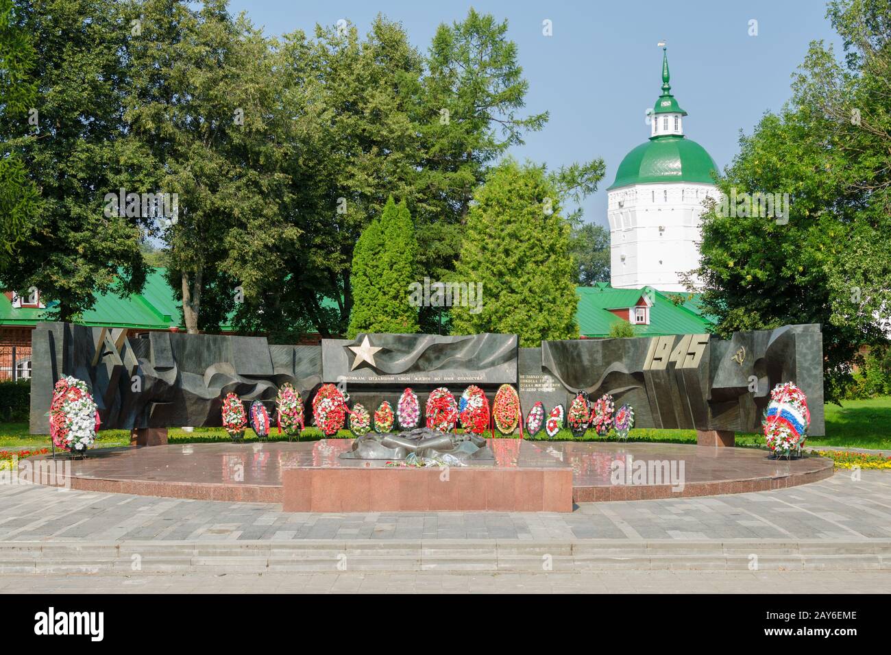 Sergiev Posad - Agosto 10, 2015: il memoriale della vittoria nella grande guerra patriottica e la fiamma eterna in Sergiev Posad Foto Stock