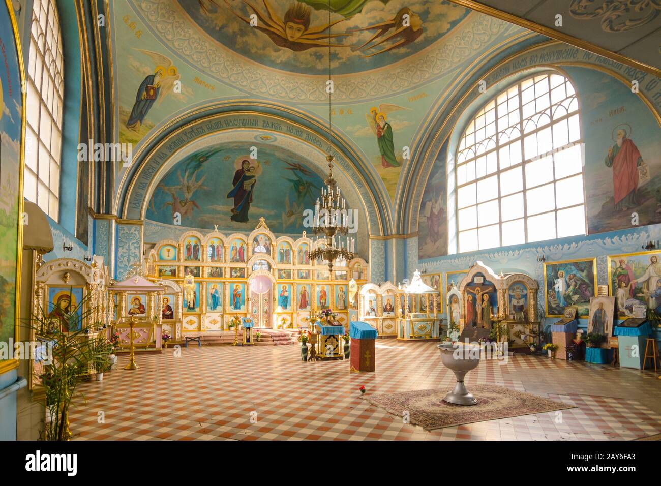 Duboviy ovrag, Russia - 20 Febbraio 2016: Interno della chiesa del Santo martire Nikita. Regione di Volgograd Foto Stock