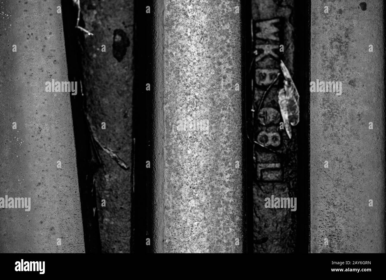 Primo piano sul binario sul turnout rendendo astratto sfondo - immagine monocromatica Foto Stock