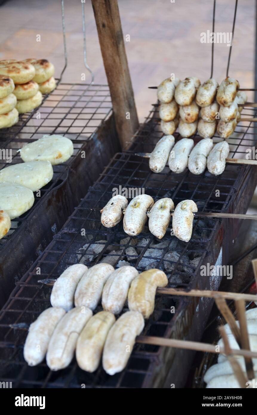 Banane alla griglia dolce al mercato alimentare asiatico Foto Stock
