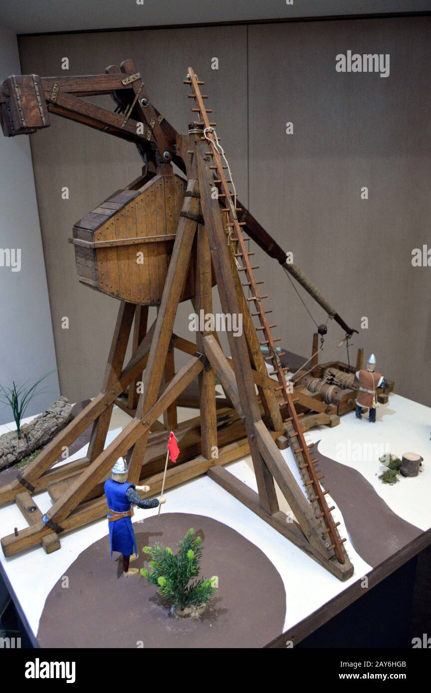 Riproduzione in legno di un epoca medievale catapulta di guerra Foto Stock