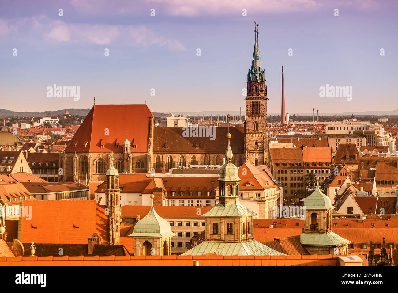 Veduta panoramica aerea del tramonto sui tetti rossi nella città di Norimberga, Germania. Tramonto estivo nella città vecchia Foto Stock