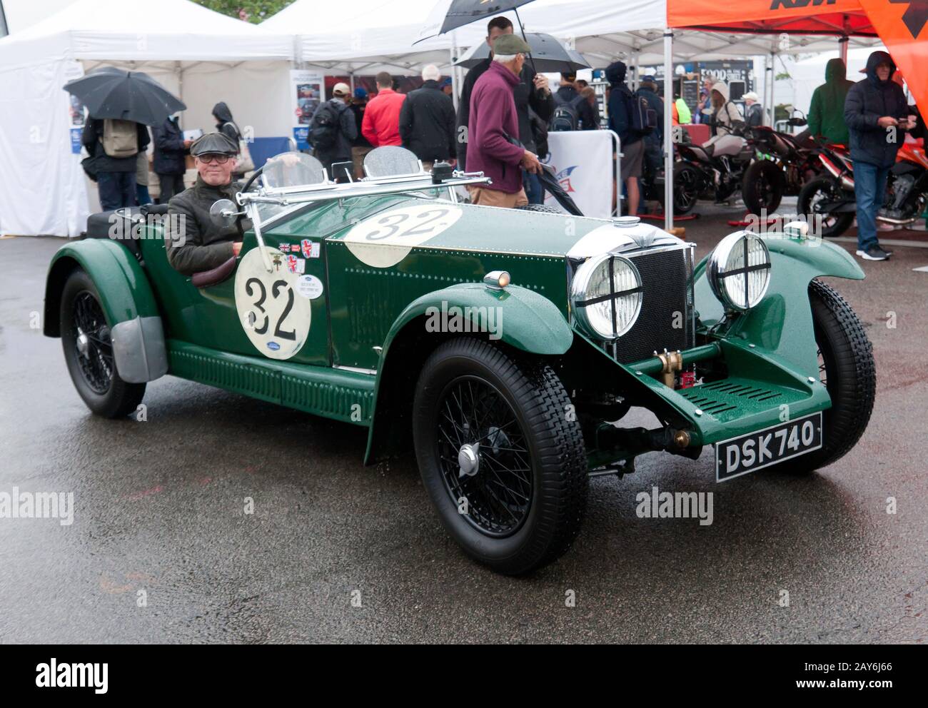 Peter Bradfield guida il suo 1934, Green, Invicta S Type, attraverso il Paddock Nazionale, durante il 2019 Silverstone Classic Foto Stock