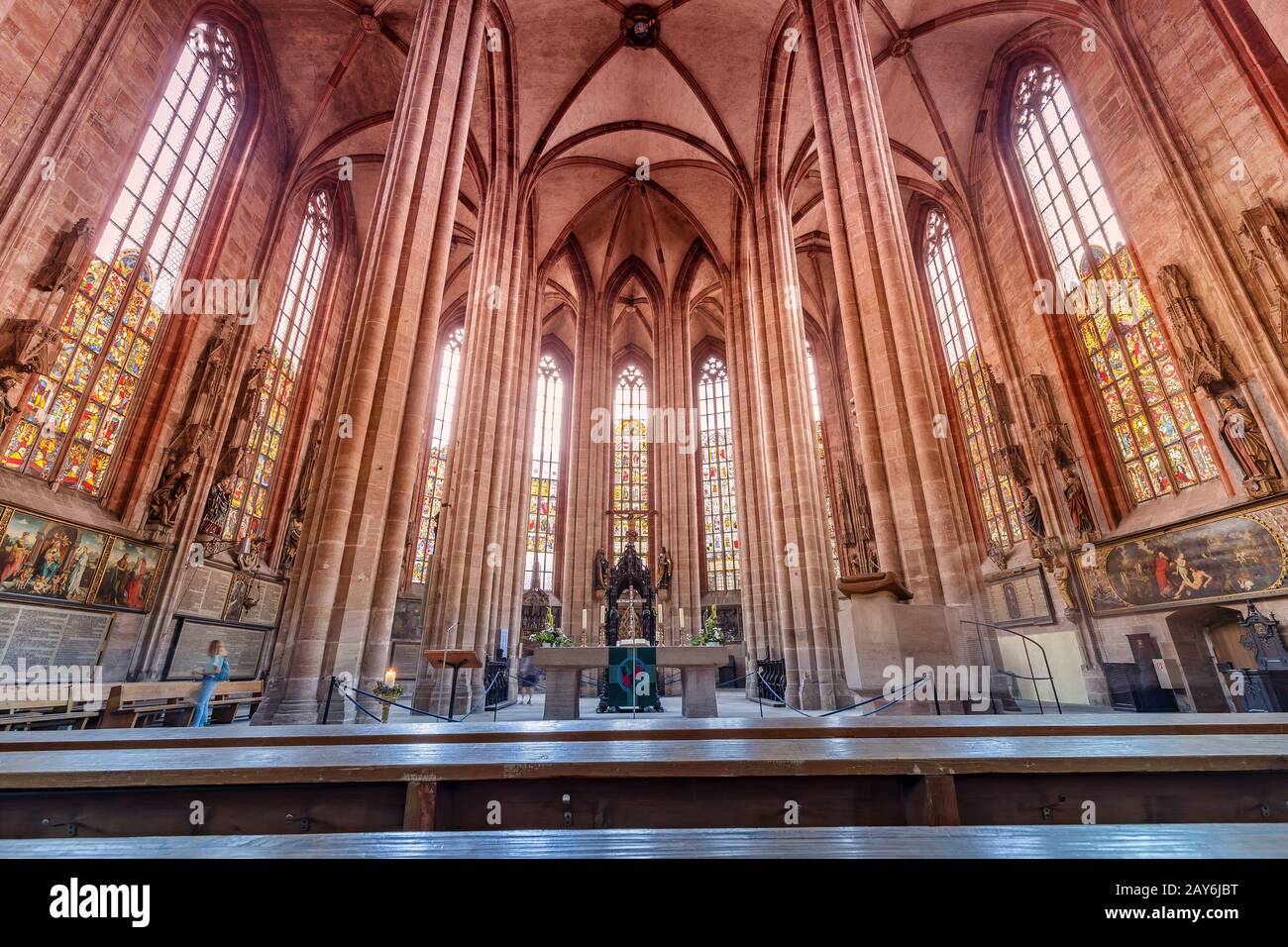 05 agosto 2019, Norimberga, Germania: Interno della chiesa di San Sebaldus a Norimberga con vetrate colorate Foto Stock