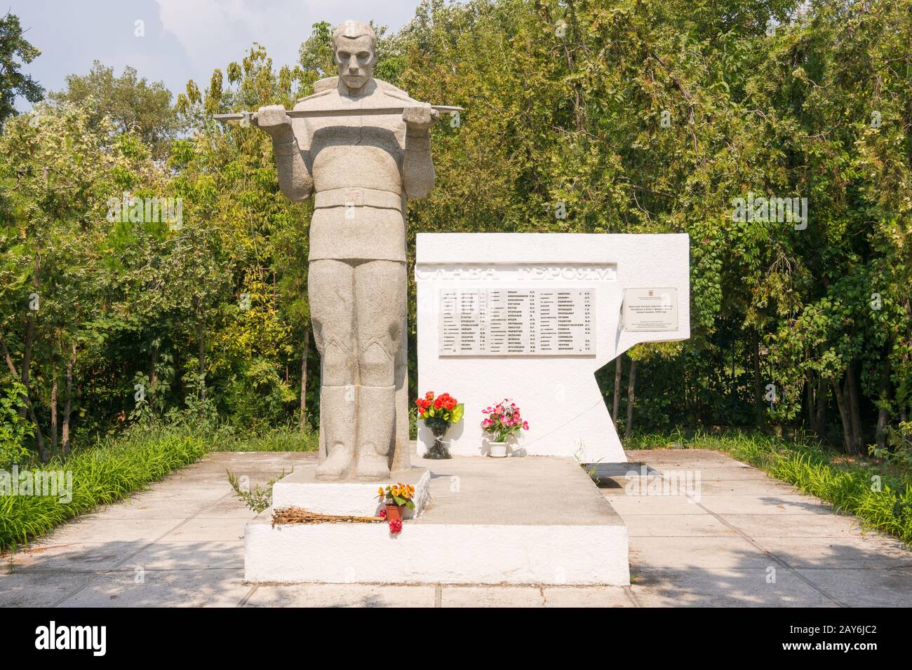 Anapa, Russia - 28 agosto 2016: Tomba di soldati sovietici che morì durante la liberazione del villaggio dagli invasori Dzhemete an Foto Stock