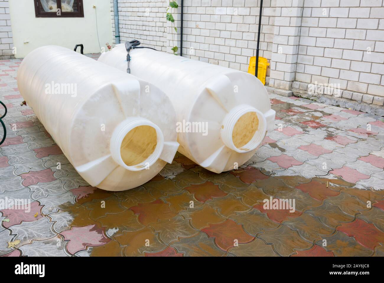 Pulizia di serbatoi in plastica volume di un metro cubo di acqua potabile, sporco sedimento arrugginito Foto Stock