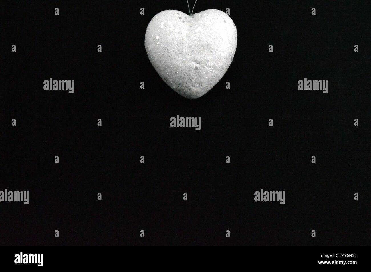 Un cuore bianco su un nero Foto Stock
