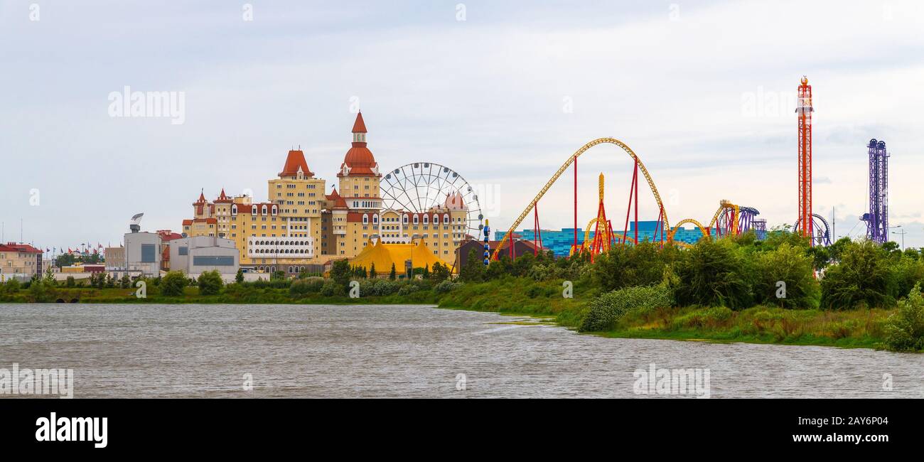 Sochi, Russia - 5 giugno. 2018. Panorama della città con l'hotel Bogatyr e Sochi Park Foto Stock