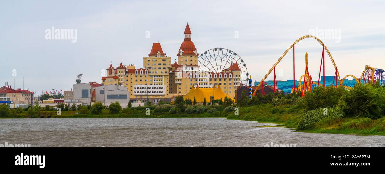 Sochi, Russia - 5 giugno. 2018. Panorama della città con l'hotel Bogatyr e Sochi Park Foto Stock