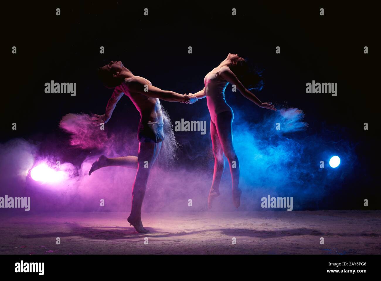 Coppia danzante in scena nella nuvola di polvere Foto Stock
