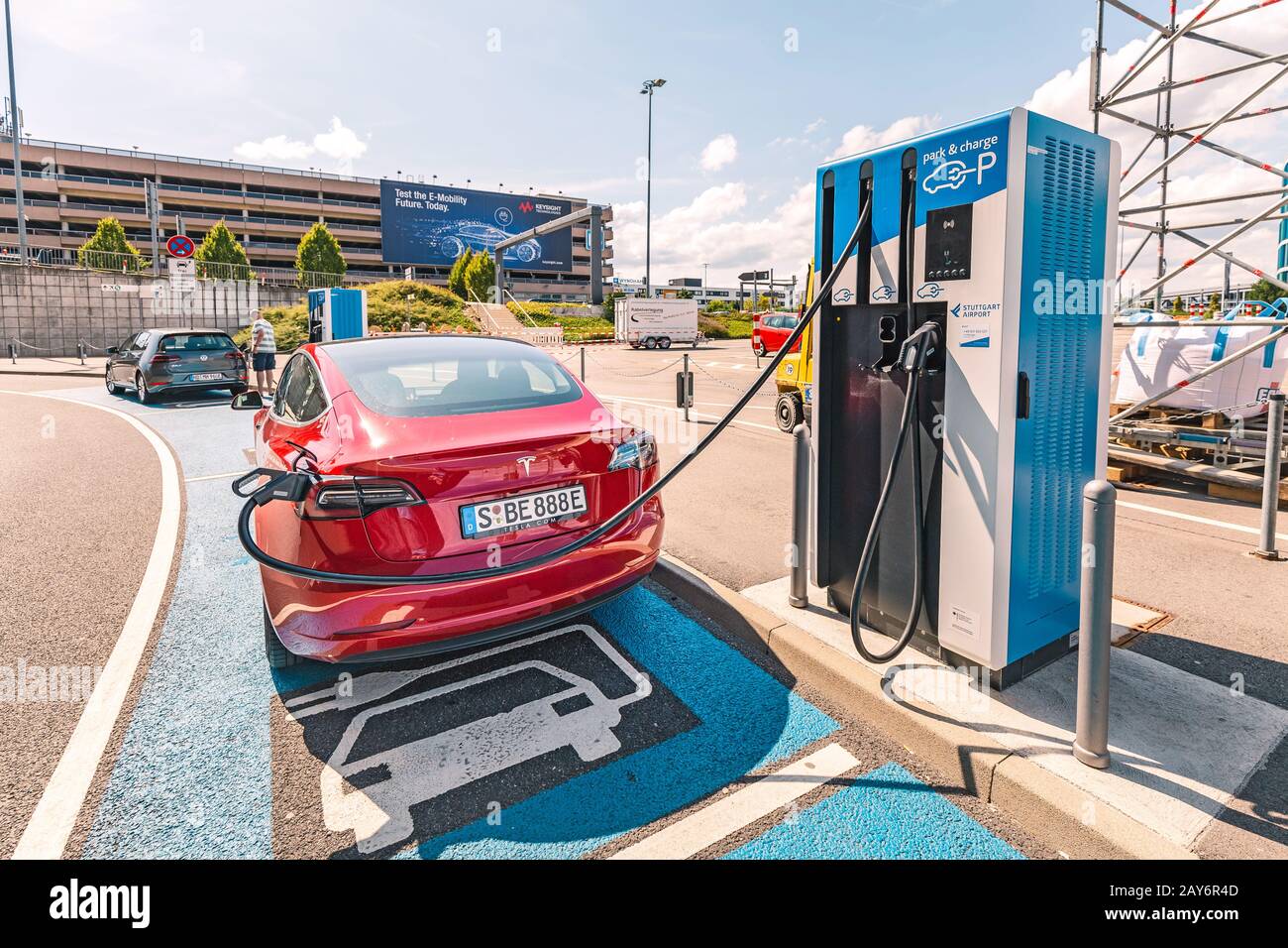 21 luglio 2019, Stoccarda, Germania: Addebito su auto Tesla presso la stazione elettrica speciale per il parcheggio Foto Stock