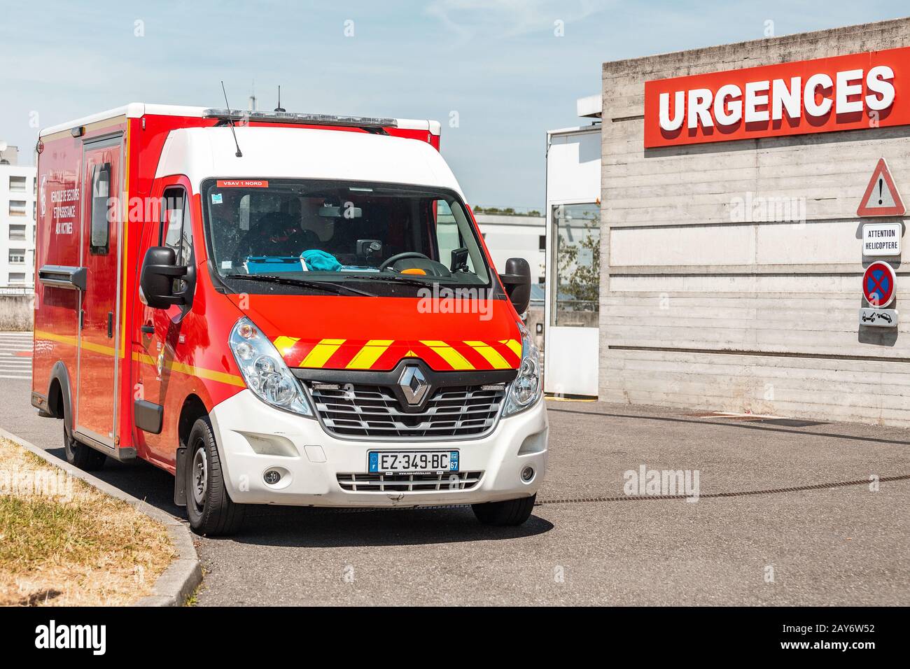 22 luglio 2019, Strasburgo, Francia: Il furgone dell'ambulanza è parcheggiato vicino al dipartimento di emergenza di Strasburgo Foto Stock