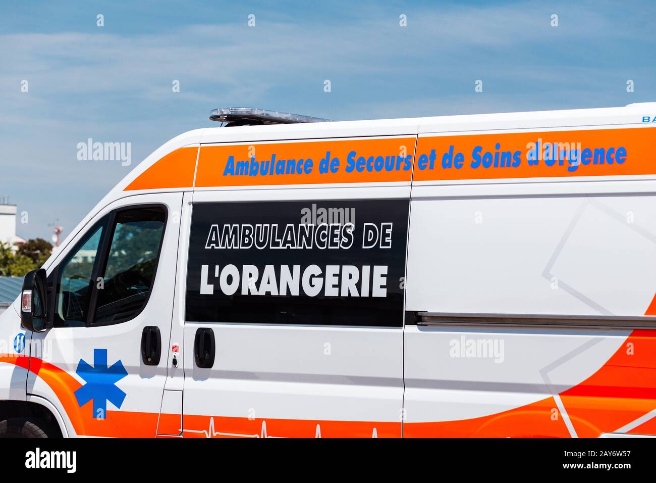 22 luglio 2019, Strasburgo, Francia: Il furgone dell'ambulanza è parcheggiato vicino al dipartimento di emergenza di Strasburgo Foto Stock