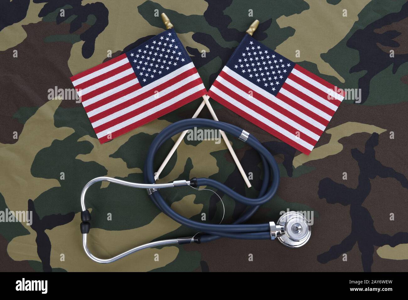 Concetto Di Assistenza Sanitaria Militare. Sfondo camuffato con stetoscopio e due bandiere americane incrociate. Foto Stock